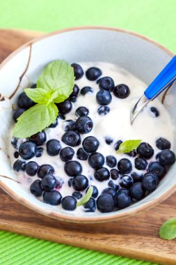 yaban mersini ve nane ile taze yoğurt 