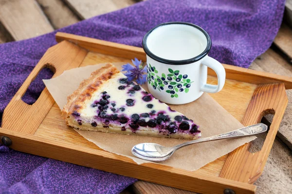 Homemade blueberry tart pie and milk — Stock Photo, Image