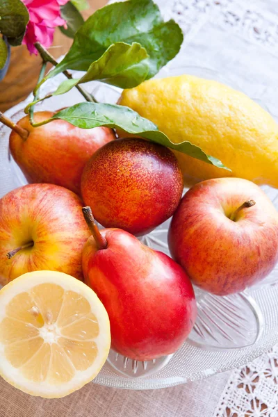 Тарелка фруктов на столе — стоковое фото