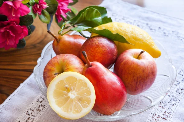 Тарелка фруктов на столе — стоковое фото