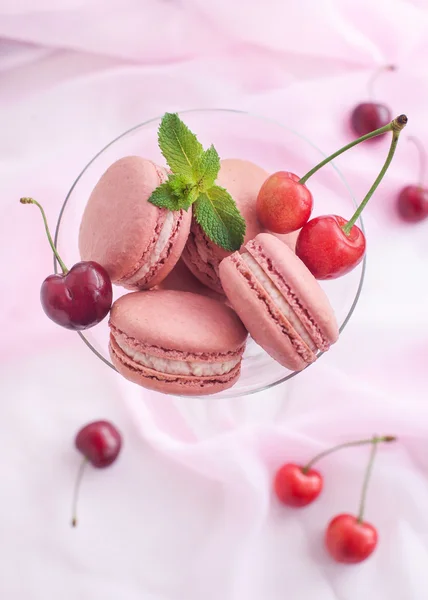 Macarrones franceses rosados con cereza — Foto de Stock