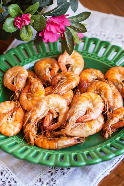 Assiette de crevettes fraîches cuites — Photo