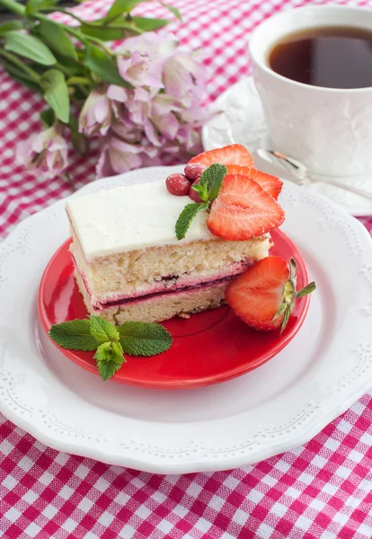 Kawałek ciasta truskawkowego — Zdjęcie stockowe