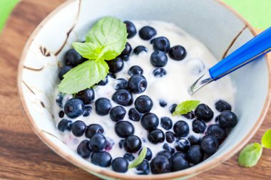 yaban mersini ve nane ile taze yoğurt 