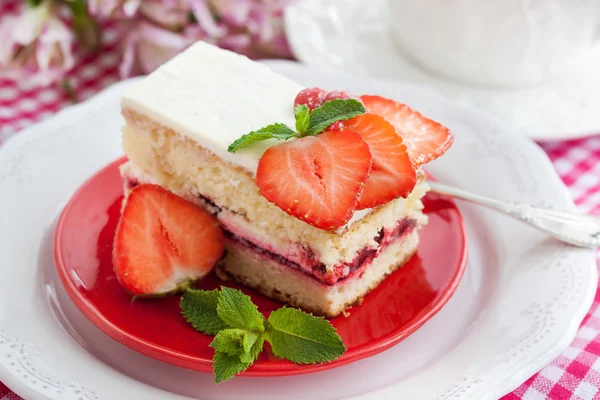 Pedaço de bolo de morango — Fotografia de Stock