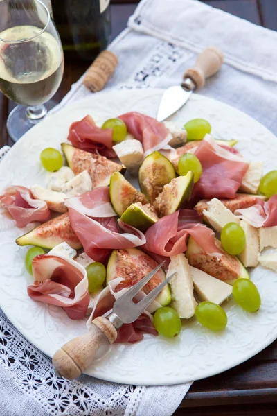 Aperitivo com presunto, figos, queijo e uvas — Fotografia de Stock