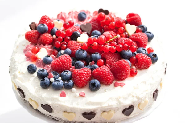 Homemade creamy cake decorated with fresh berries — Stock Photo, Image