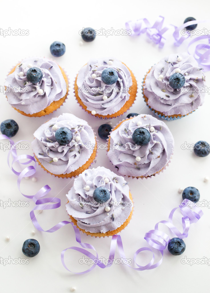 ブルーベリーとラベンダーのカップケーキ ストック写真 C Kate Smirnova