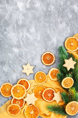 Noel arkaplanındaki kurutulmuş portakalların üst görüntüsü, gri ve sarı
