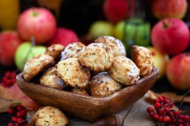 Kırsal sonbahar arka planında ev yapımı lezzetli elma kurabiyeleri.