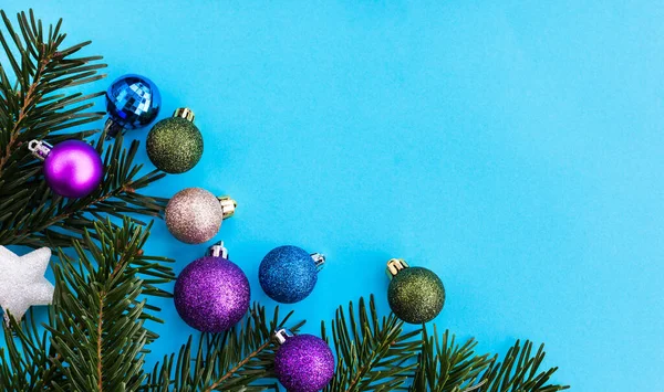 休日の背景のためのカラフルなクリスマスボール — ストック写真