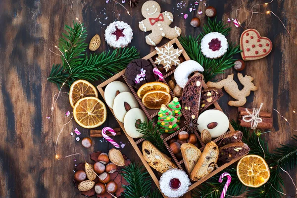素朴なテーブルの上に木製の箱に甘いクリスマスクッキー — ストック写真