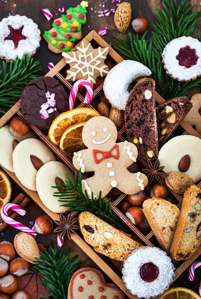 Süße Weihnachtsplätzchen Holzkiste Auf Rustikalem Tisch — Stockfoto