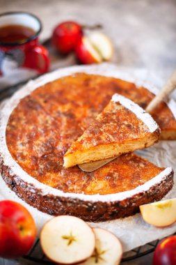 Ev yapımı lezzetli elmalı turta, kapa çeneni.