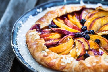 Şeftali ve böğürtlenli köy tatlısı (galette)