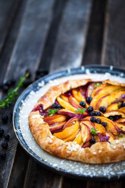 Şeftali ve böğürtlenli köy tatlısı (galette)