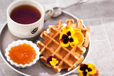 Kahvaltı için taze ev yapımı Belçika waffle 'ı. 