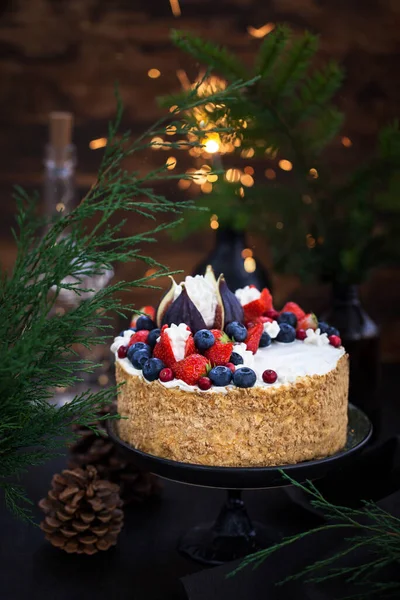 自制蜂蜜蛋糕 Medovik 分层奶油奶油蛋糕 用新鲜的无花果 草莓和蓝莓装饰 — 图库照片