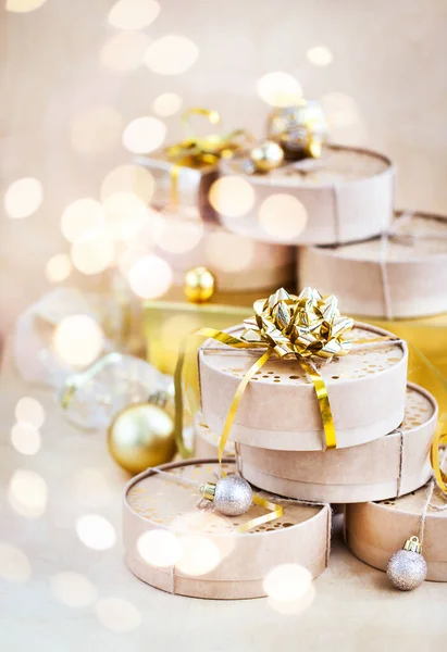 Noel Yeni Yıl Kraft Hediye Kutuları Altın Tatil Topları Işıldayan — Stok fotoğraf