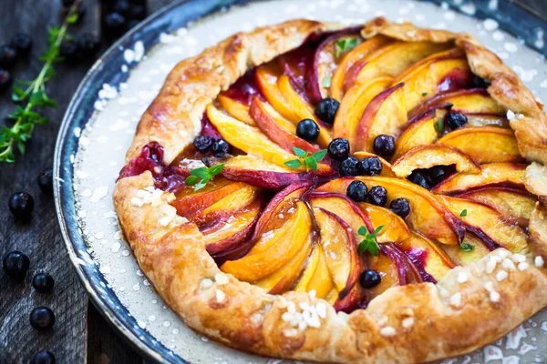 Tarte Ouverte Sucrée Rustique Galette Aux Pêches Aux Baies — Photo