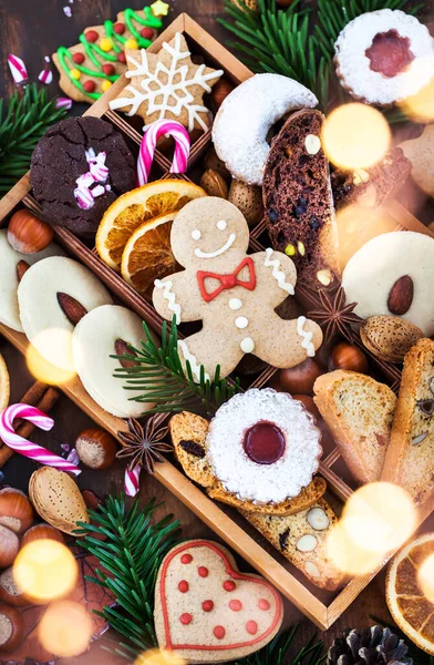 Galletas Dulces Navidad Caja Madera Sobre Mesa Rústica —  Fotos de Stock