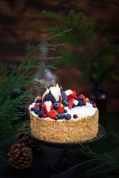 Hausgemachter Honigkuchen Medovik Schicht Und Puddingcremetorte Mit Frischen Feigen Erdbeeren Stockfoto