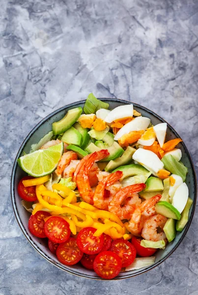 Ensalada Fresca Deliciosa Con Gambas Aguacate Huevos Pimiento Tomates Hierbas — Foto de Stock