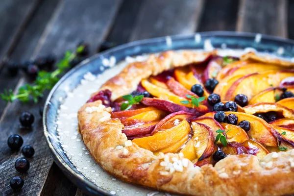 Rustik Söt Öppen Paj Galette Med Persika Och Bär — Stockfoto