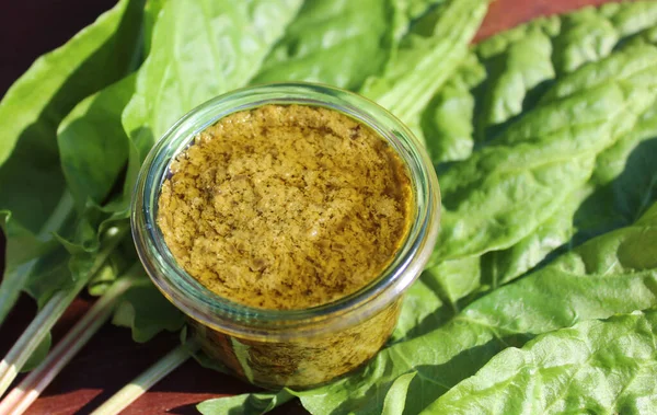 Kahverengi tahtalarda kuş pesto 'su