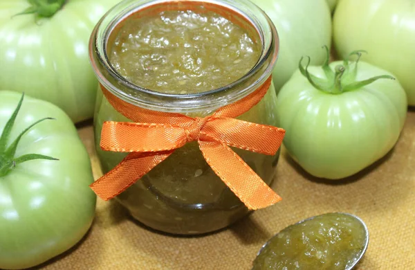 Yeşil domatesli marmelatlı cam.