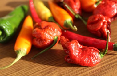 Habanero biberi ve farklı biber çeşitleri.