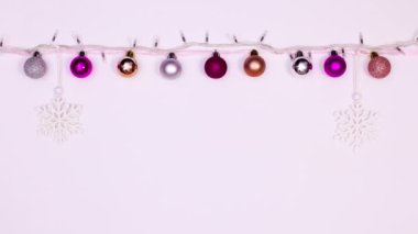 Mutlu Noeller, yanıp sönen ışıklar ve kurdeleye asılmış süslemelerle.