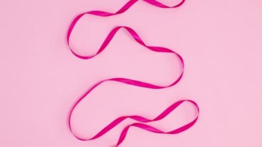 Pastel pembe temalı kar taneleri olan pembe kurdeleli Noel ağacı. Hareketi durdur