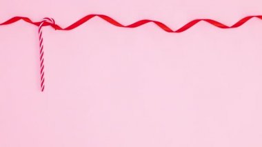 Kurdeleye asılmış Noel şekerleri ile Mutlu Noeller duruşu hareketi