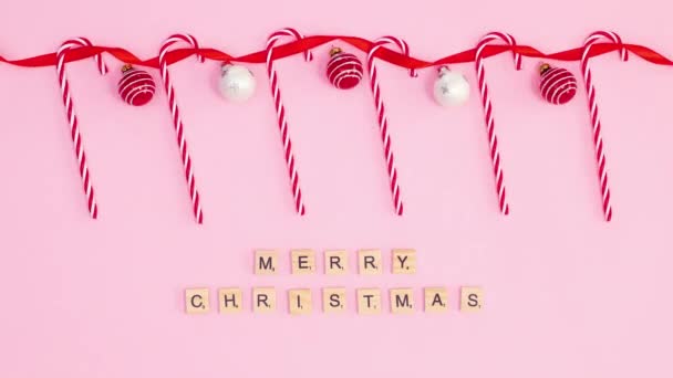 Świąteczne Cukierki Kulki Huśtawka Czerwonej Wstążce Merry Christmas Tekstu Zatrzymać — Wideo stockowe
