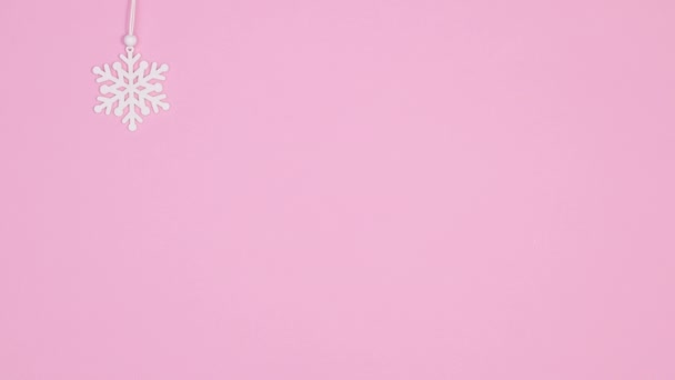 Νιφάδες Χιονιού Εμφανίζονται Κρεμασμένες Σχοινί Παστέλ Ροζ Θέμα Σταμάτημα Κίνησης — Αρχείο Βίντεο