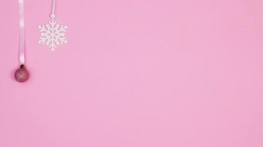 Asılı kar tanelerinin ve kurdelelerin altına mutlu Noeller mesajı yaz. Hareketi durdur