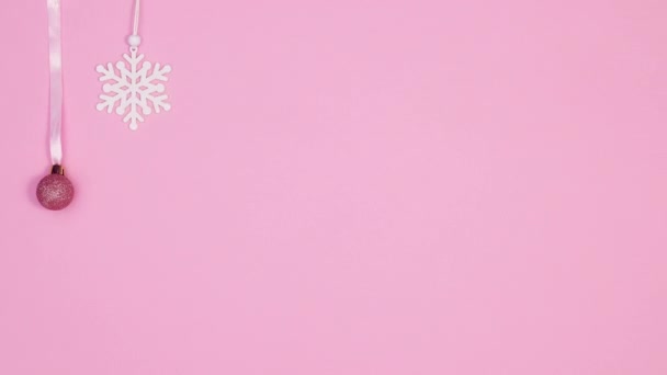 圣诞节快乐的文字写在挂着的雪花和彩带上的球下 停止运动 — 图库视频影像