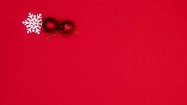 Yaratıcı Santa Clouse şapkası ve kırmızı temalı Noel şekerlemeleri olan yazı için paketlenmiş kağıt. Hareketi durdur