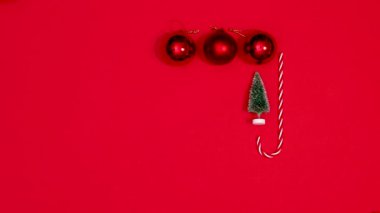 Kırmızı temalı Noel süslerinden yapılmış yaratıcı bir çerçeve. Hareketi durdur