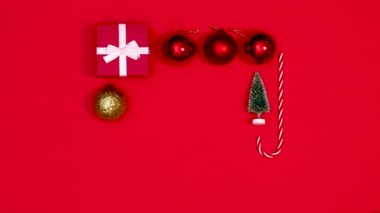 Noel süslemelerinden yapılmış yaratıcı çerçevenin içinde mutlu yıllar. Hareketi durdur