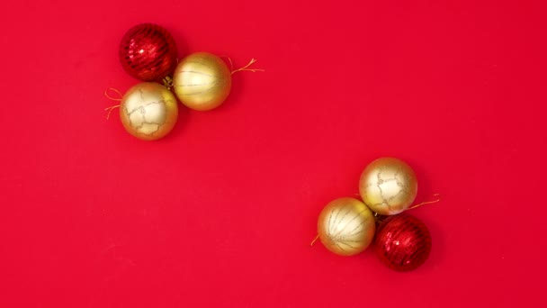 クリスマスゴールドと赤の装飾品は 中央に空のスペースが表示されます 動くな — ストック動画