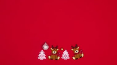 Farklı Noel süslerinden yapılmış yaratıcı Noel ağacı şekli. Hareketi durdur