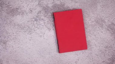 Kırmızı kitap açıldı ve Noel süsleri etrafta belirdi. Hareketi durdur