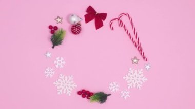 Farklı Noel süsleri Noel çelengi yaptı ve pastel pembe temaya geçti. Hareketi durdur