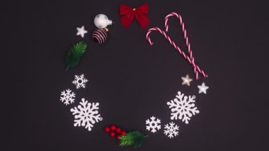 Noel süsleri Noel çelengi yaptı. Hareketi durdur