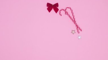 Noel süsleri pastel pembe temalı Noel çelengi yapıyor. Hareketi durdur