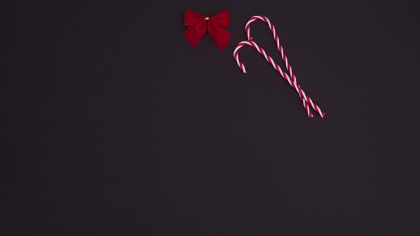クリスマスの装飾品は黒い主題のクリスマスの花輪を作る 動くな — ストック動画