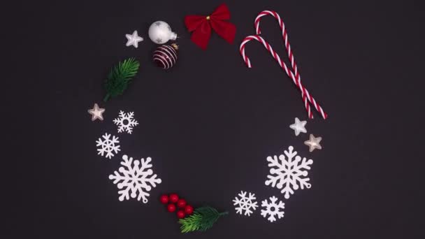 不同的圣诞装饰品使圣诞花环和移动 停止运动 — 图库视频影像