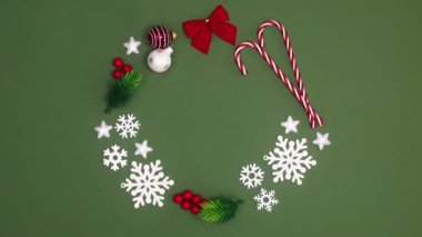 Noel süsleri Noel çelengini takar ve koyu yeşil temaya geçer. Hareketi durdur